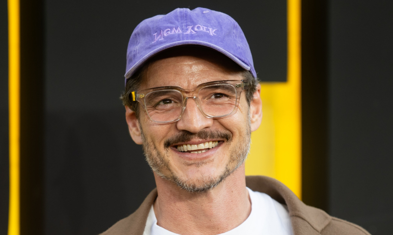 Wiralowy T-shirt z nadrukiem Pedra Pascala niesie za sobą ważne przesłanie