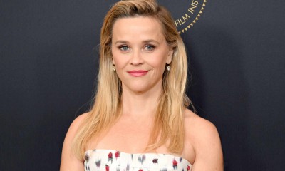 Dopasowane białe jeansy to patent Reese Witherspoon na modny look