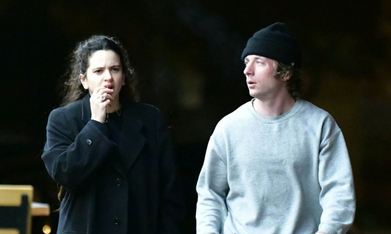 Rosalía i Jeremy Allen White w dopasowanych casualowych stylizacjach na randce