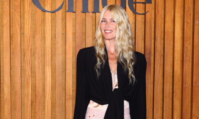 Claudia Schiffer nosi różowe jeansy Chloé prosto z wybiegu