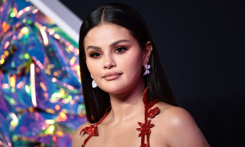 Jak Selena Gomez stylizuje szary garnitur? Must have sezonu łączy z widocznymi bokserkami