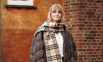 Skinny jeans wpuszczone w cholewkę kozaków, to look z lat 2000., który wraca jesienią