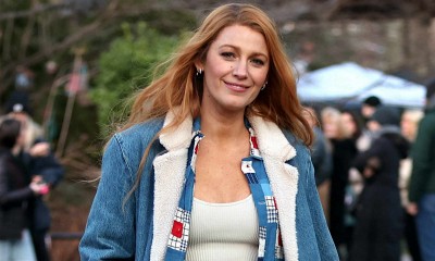 Blake Lively w czerwonych botkach i jeansowym płaszczu na planie filmu „It Ends With Us”