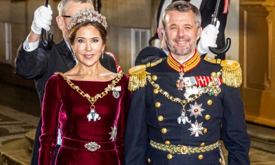 Księżna Maria w bordowej sukni z trenem przygotowuje się do roli królowej Danii
