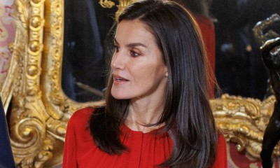 Królowa Hiszpanii Letycja w stylizacji z zamszowymi kozakami i elegancką bluzką oddaje władzę trendom