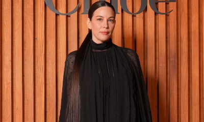 Eleganckie sukienki w stylu boho nosimy w tym sezonie z długimi kozakami na słupku