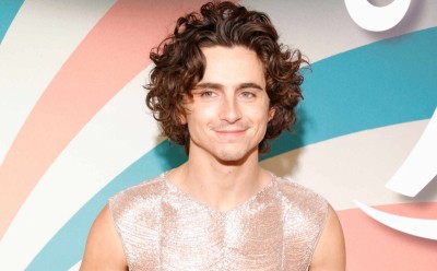 Timothée Chalamet lśni w metalicznym topie na czerwonym dywanie