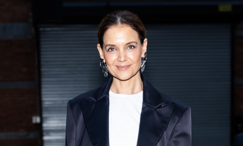 Katie Holmes nonszalancko narzuca błękitną koszulę w paski na sukienkę