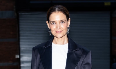 Katie Holmes nonszalancko narzuca błękitną koszulę w paski na sukienkę