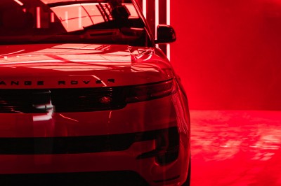 Nowy Range Rover Sport: Wyrafinowany i wyczynowy
