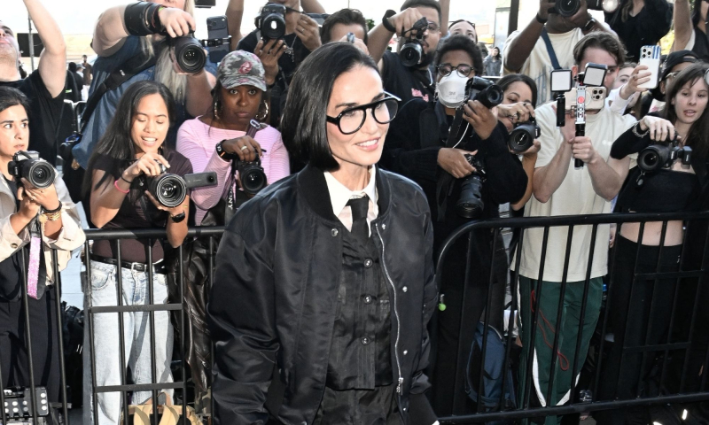 Demi Moore pokazuje, jak łączyć buty na obcasie i podkolanówki w jesiennych lookach