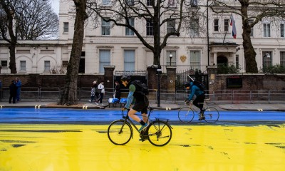 Ukraińska flaga przed ambasadą Rosji w Londynie