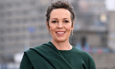 Olivia Colman z dumą prezentuje siwe pasma na czerwonym dywanie