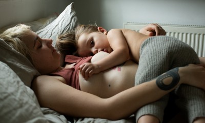 Opowieść o bliskości: Intymne portrety matek karmiących piersią