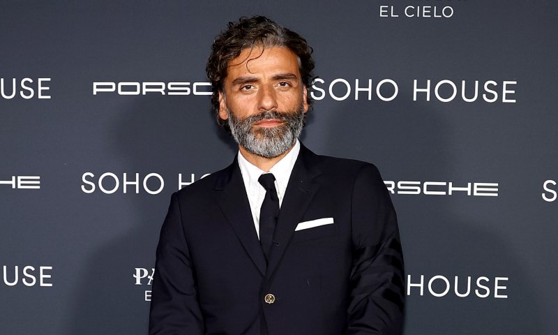 Oscar Isaac w zestawie ze spódnicą