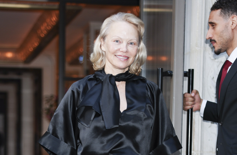 Spódnica ołówkowa i satynowa bluzka to ulubiony duet Pameli Anderson na jesień   
