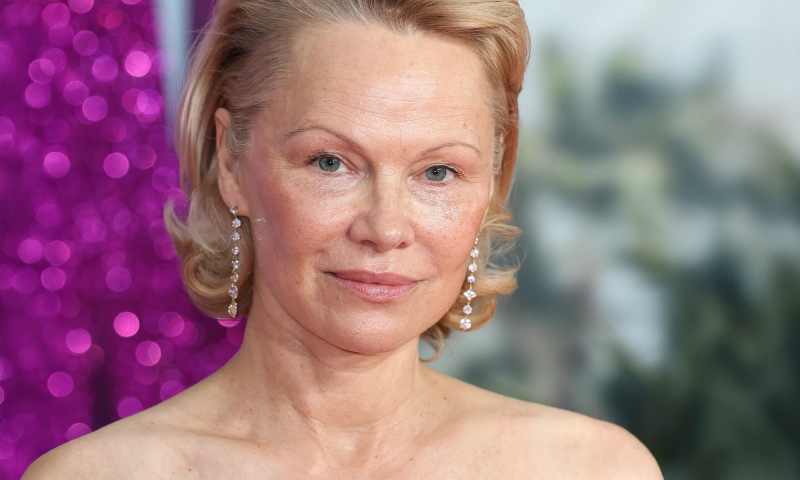 Pamela Anderson królewski odcień fioletu wybrała na premierę nowego filmu