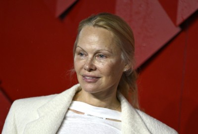 Pamela Anderson dalej zachwyca swoim naturalnym wizerunkiem, tym razem z siwymi pasmami
