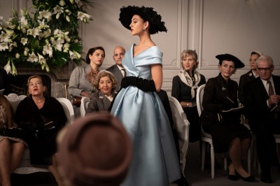 „Paryż pani Harris”: Kopciuszek w sukni Diora
