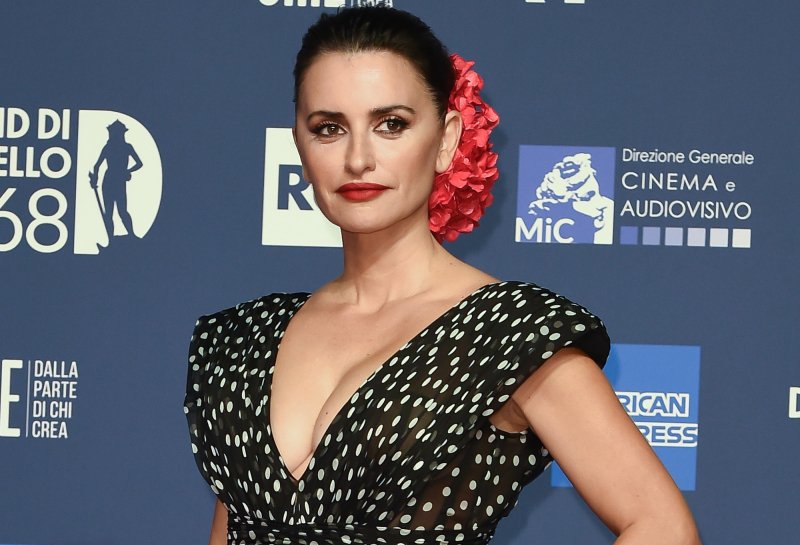 Penèlope Cruz jak tancerka flamenco w sukni Dolce&Gabbana i kwiatach we włosach