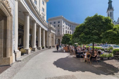 Plac Zbawiciela jedną wielką kawiarnią 