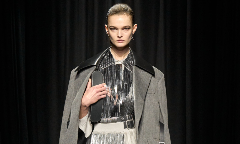 Plisowana spódnica midi od Jil Sander to ponadczasowy klasyk w nowej odsłonie 