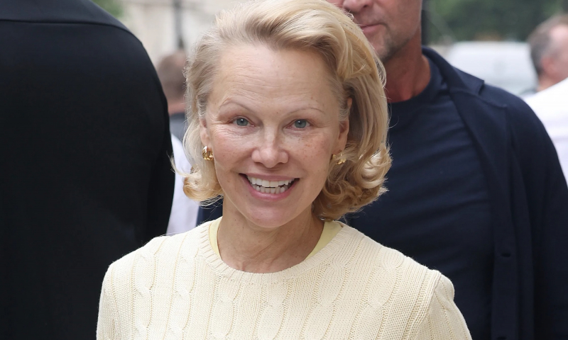 Pamela Anderson odkryła sneakersy od Jacquemusa. Wyróżnia je zaskakujący detal