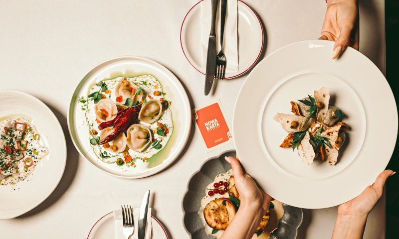 Nowa Karta Warszawy w Hali Koszyki: Gdzie tradycja napotyka odwagę świeżego spojrzenia