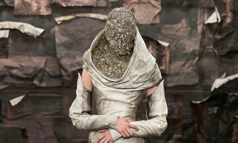 Glenn Martens debiutuje w Maison Margiela najbardziej spektakularną kolekcją sezonu
