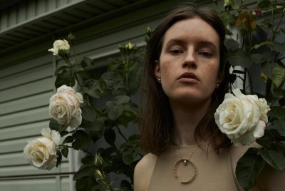 Premierowo na Vogue.pl: Filmowa kampania biżuterii Rosa