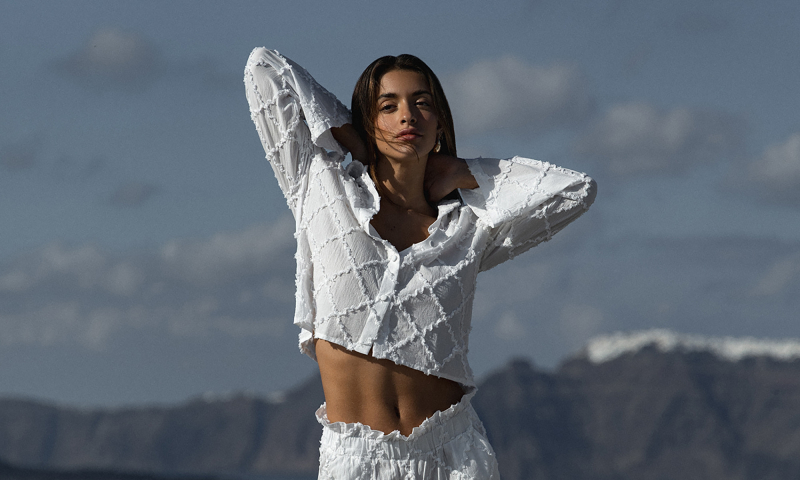 Premierowo na Vogue.pl: Kolekcja Triplés wiosna-lato 2025 gotowa na Santorini