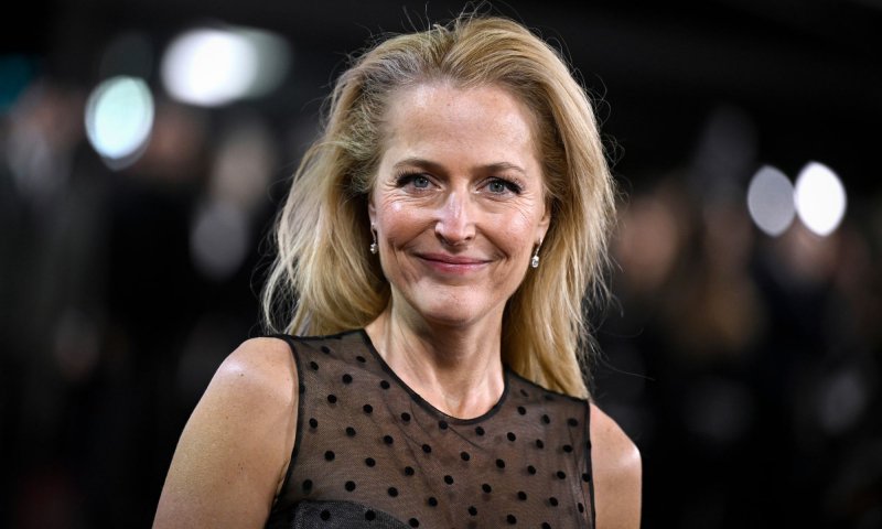 Gillian Anderson olśniewa w romantycznej sukience w kwiaty. Szukamy podobnych modeli