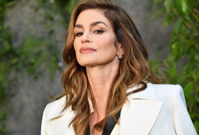 Cindy Crawford po mistrzowsku stylizuje jeansy z klapkami