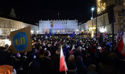 Protesty przeciwko „LEX TVN”: Tysiące ludzi na ulicach miast