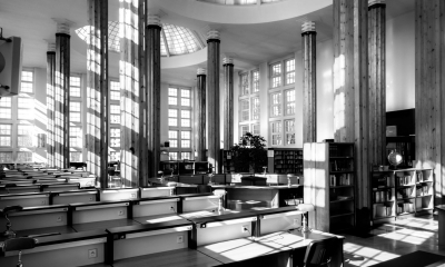 Michał Łukasik fotografuje modernistyczne budynki w Warszawie 