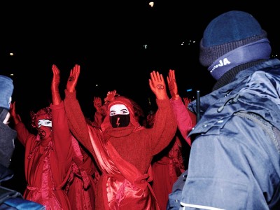Red Rebel Brigade: Kim są czerwone wdowy na protestach?