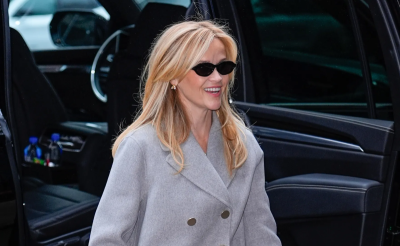 Reese Witherspoon jesienią czarne botki nosi do spodni typu dzwony