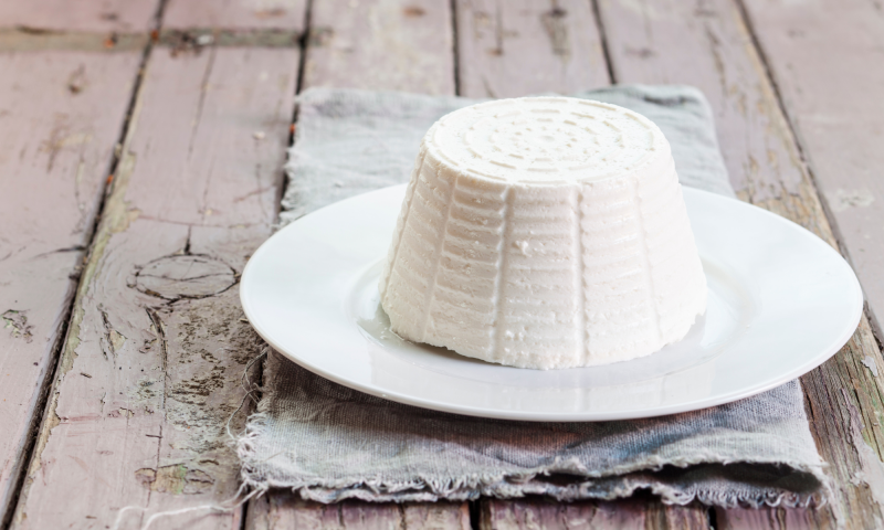 Ricotta to niedoceniany ser wysokobiałkowy. Dlaczego warto włączyć ją do diety? 