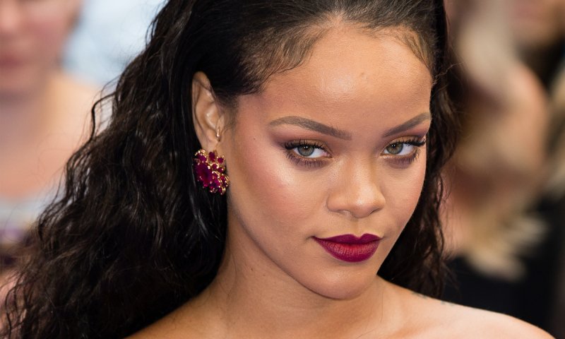 Rihanna odsłania brzuch w słodkim różu