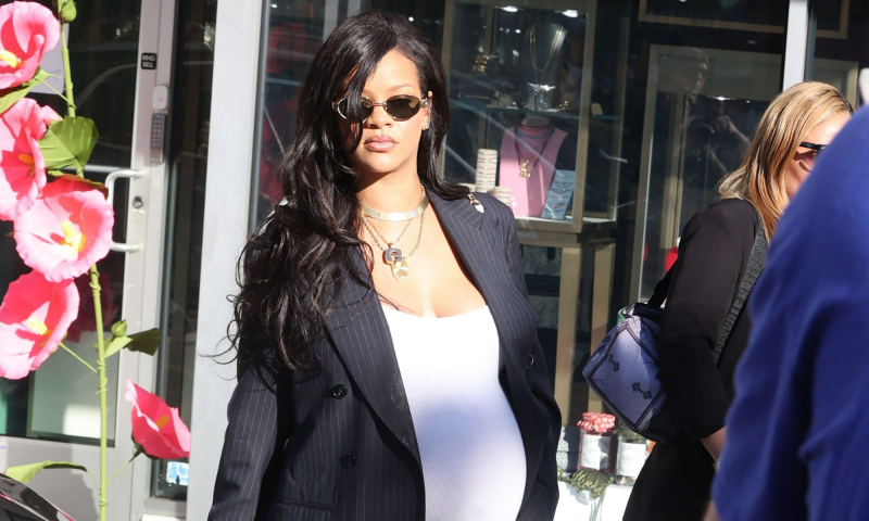 Rihanna wystylizowała bojówki i sneakersy jak Aaliyah w 2000. roku