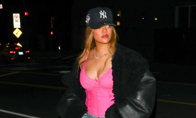 Rihanna ulubione baggy jeans nosi z różowym gorsetem