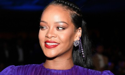 Rihanna w błyszczącym komplecie Miu Miu