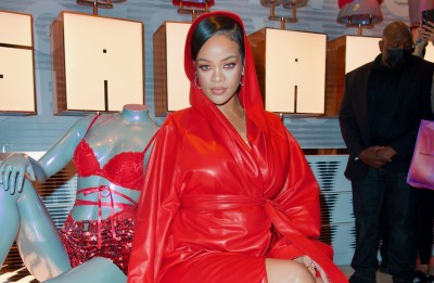 Rihanna w czerwonym płaszczu Alaïa