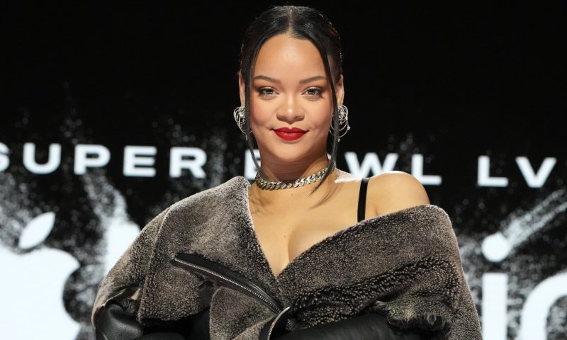 Rihanna nową fryzurą powraca do grzywki z początku kariery