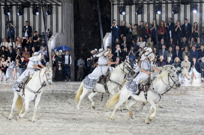 Rodeo w strugach deszczu. Pokaz kolekcji Dior Cruise 2019