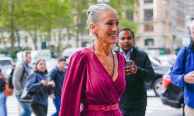 Sarah Jessica Parker w fuksjowej sukience na planie drugiego sezonu „I tak po prostu…”