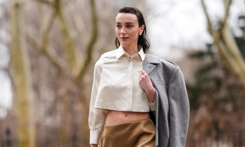 Satynowe spódnice w stylu lat 90. i marynarki oversize to balans między pragmatyzmem a finezją