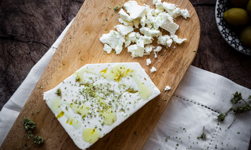 Feta ma niezwykłe wartości odżywcze. Dlaczego warto jeść grecki ser? 