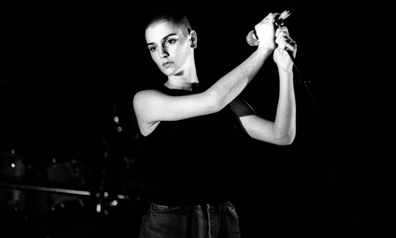 Idolka brawurowa: Skomplikowany życiorys Sinéad O’Connor