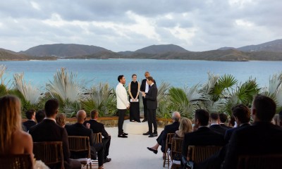 Panowie młodzi w smokingach Armaniego na ślubie na prywatnej wyspie na Karaibach